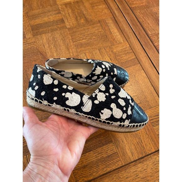 CHANEL
Patent Tweed Splatter Paint Print Cap
Toe CC Espadrilles 37 / 6.5 - Picture 3 of 10